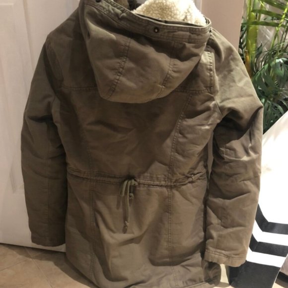 HOLLISTER ARMY GREEN SHERPA LINED PARKA - Picture 3 of 4